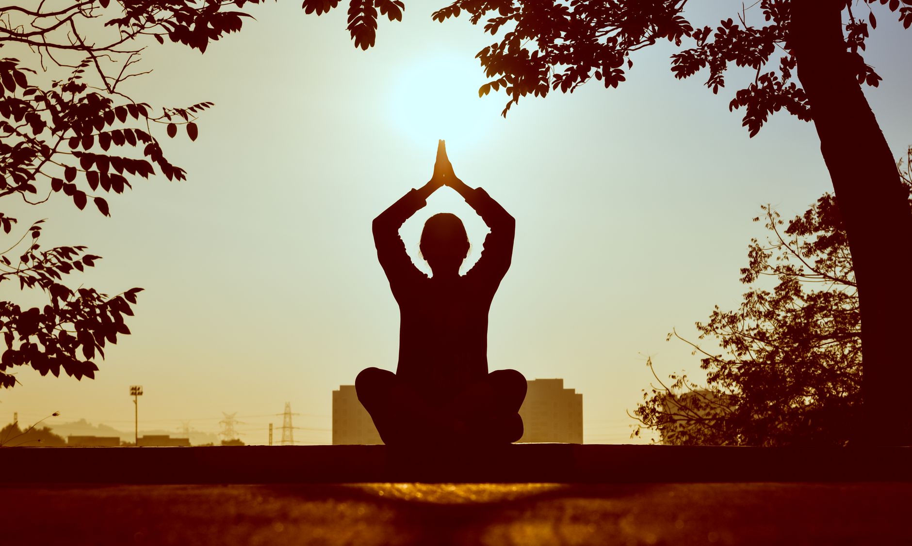 Persona meditando al atardecer